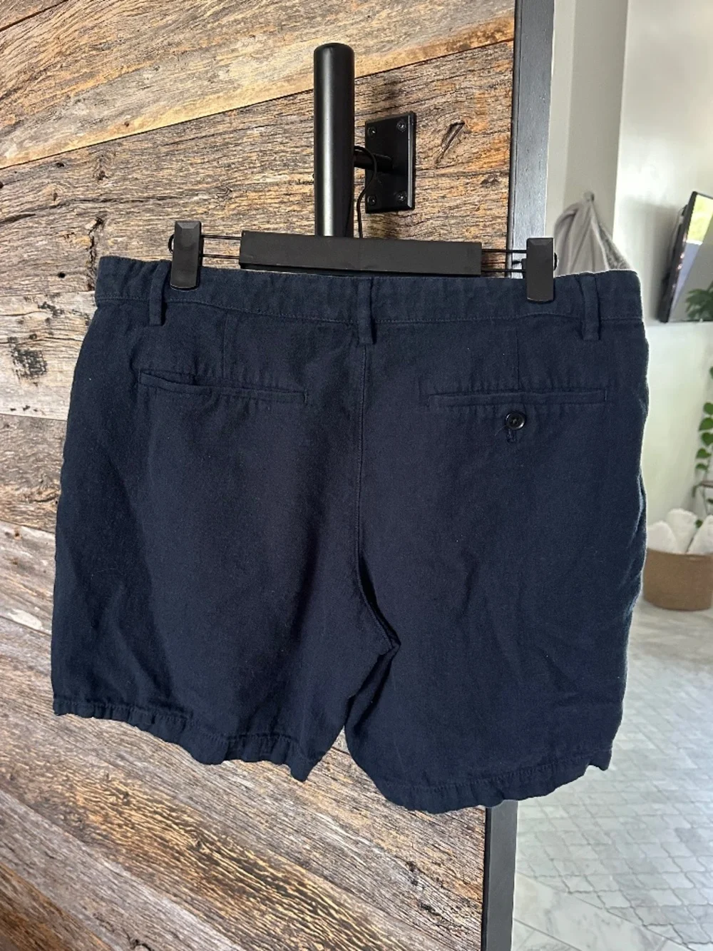 Banana Republic details features